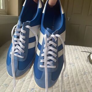 Madden Girl Jumper sneaker 💙